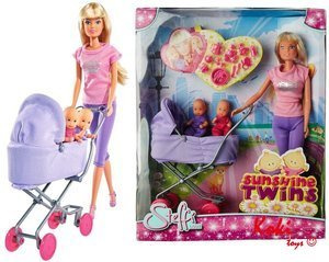 Lalka Steffi na spacerze z dziećmi bliźniaki w głębokim wózku
